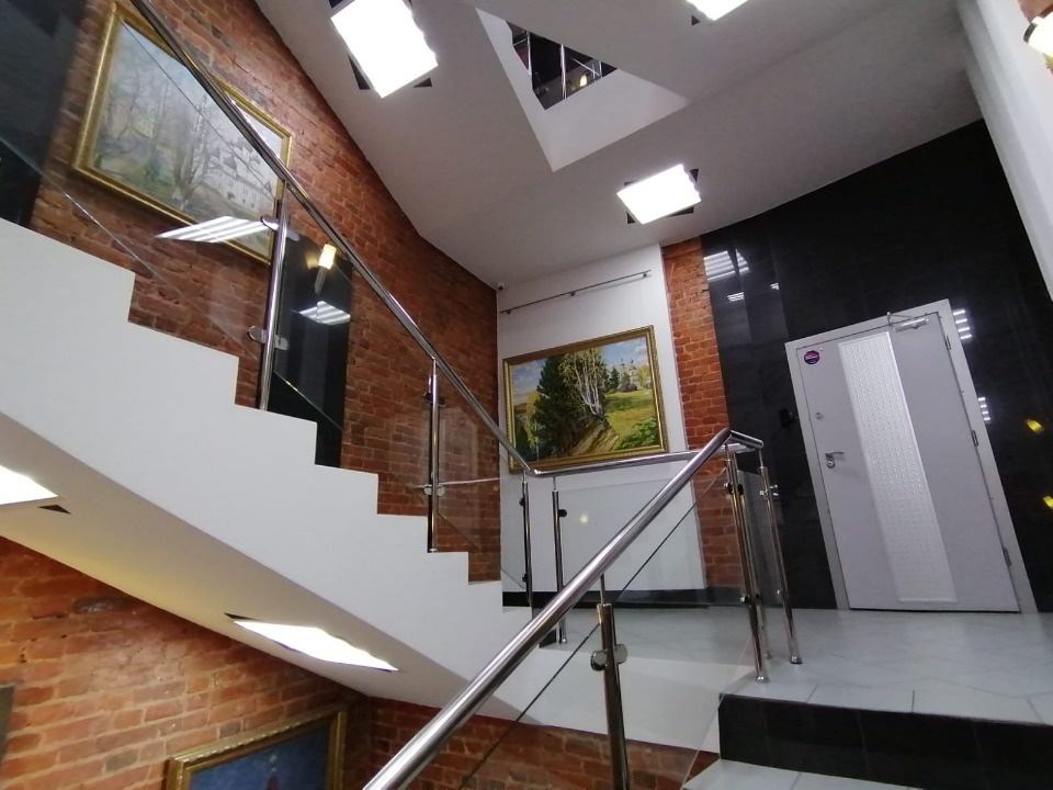 Предлагаем офисный блок 204 кв.м., занимает весь 2-й этаж, круглосуточный доступ в помещение по электронным картам. 
Удобная кабинетная планировка, офис включает в себя: зону ресепшн при входе в блок, 5 кабинетов, переговорную комнату, оборудованную кухню, серверную и 2 сан узла.
 Помещение оборудов