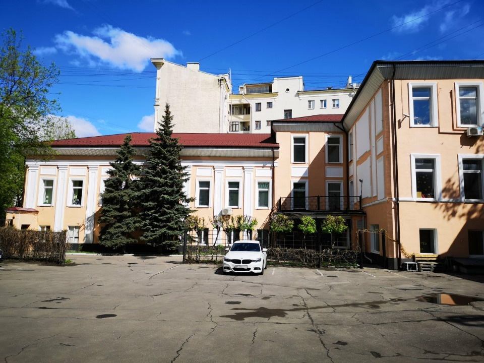 Предлагается в аренду особняк 1600 кв.м с закрытой охраняемой территорией и парковкой.
8 мин. пешком от станции м. Сухаревская и 12 мин. пешком от станции м. Проспект мира, в непосредственной близости от Садового кольца.

Помещения в хорошем состоянии. 
Планировка: смешанная. 
Высота помещений от 2.