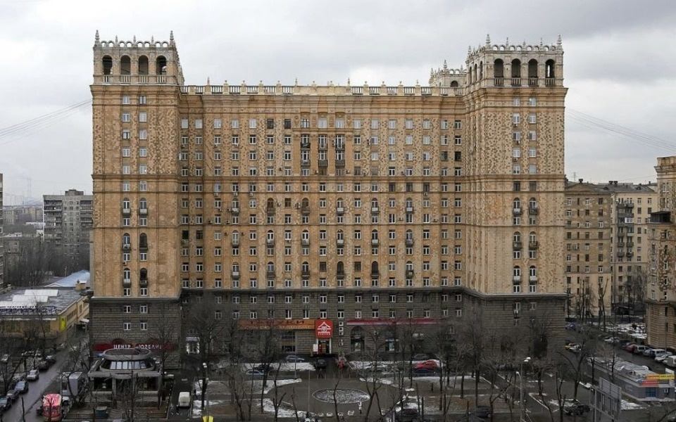 Помещение 320 кв.м. (1й этаж -  167,4 кв.м., антресоль - 70,1 кв.м., подвал - 82,1 кв.м.) с возможностью круглосуточного доступа на первом этаже жилого дома в пешей доступности от станции метро Алексеевская. Отапливаемое, мокрые точки, электрическая мощность - 35 кВт, высокие потолки, есть возможн