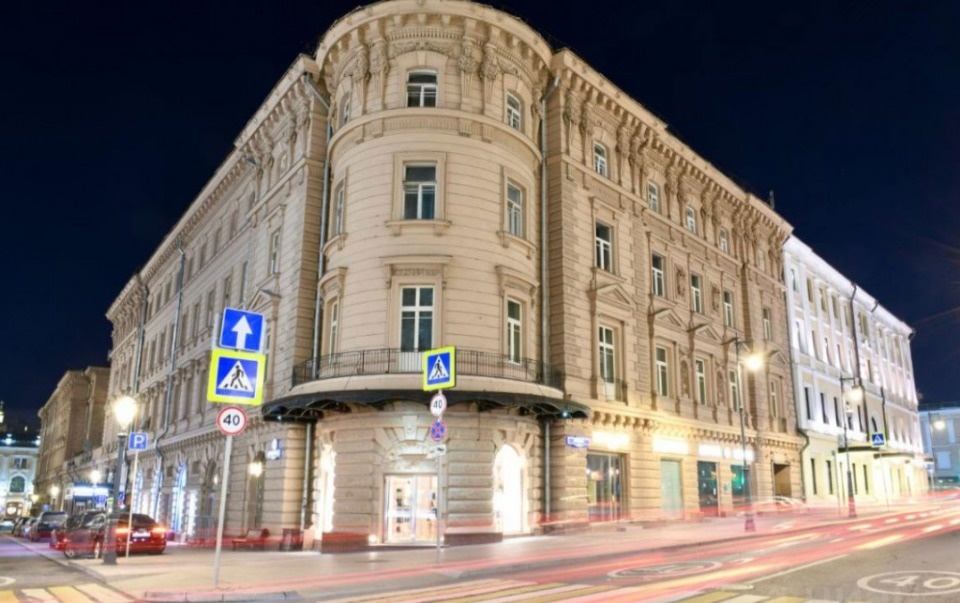 Предлагаем в аренду офис 320 кв. м. 
 2 этаж по адресу ул. Петровка, д. 18. 
Представительная входная группа в историческом здании, качественный дизайнерский ремонт. Красивый вид из окон на Столешников переулок и ул. Петровка.
Потолки высотой 3,5 м, стойка ресепшн, две стильные переговорные, два отд