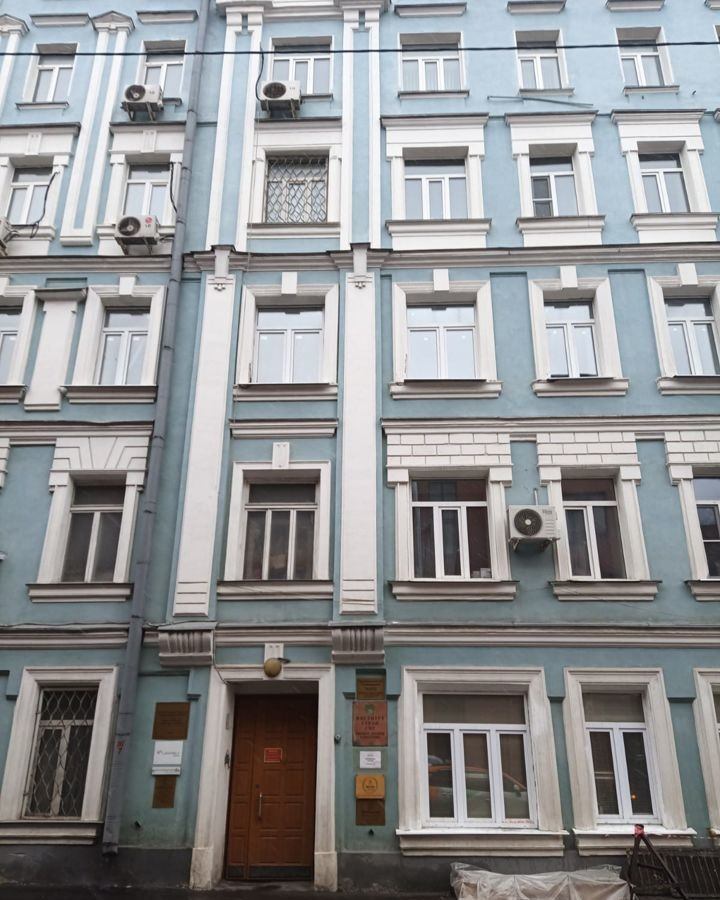 Предлагаем в аренду офис 135 м2. 
Офисный центр от метро Третьяковская 5 минут пешком.
Кабинетная планировка - несколько кабинетов, 2 санузла и гардеробная зона. В офисе оборудована мини-кухня.
Системы вентиляции и кондиционирования.
Отличное состояние. Готовое к въезду
Доступ 24/7
В арендную ставку