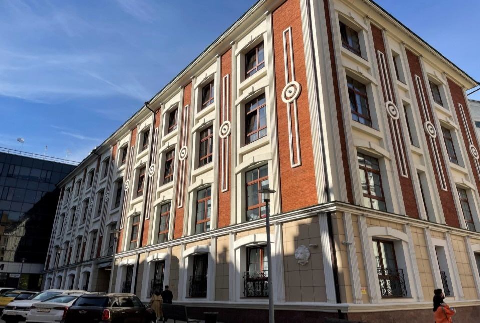 Предлагаем в аренду помещение под офис 1140 кв.м.

4-х этажный бизнес-центре класса В+.
 
5 минут пешком от метро Пушкинская, Тверская, Чеховская.

Арендуемая площадь с учетом коридорного коэффициента (12%) - 1140 кв м. на 3 и 4 этажах.

Возможно деление на лоты:
3 этаж - 581 кв.м.
4 этаж - 56