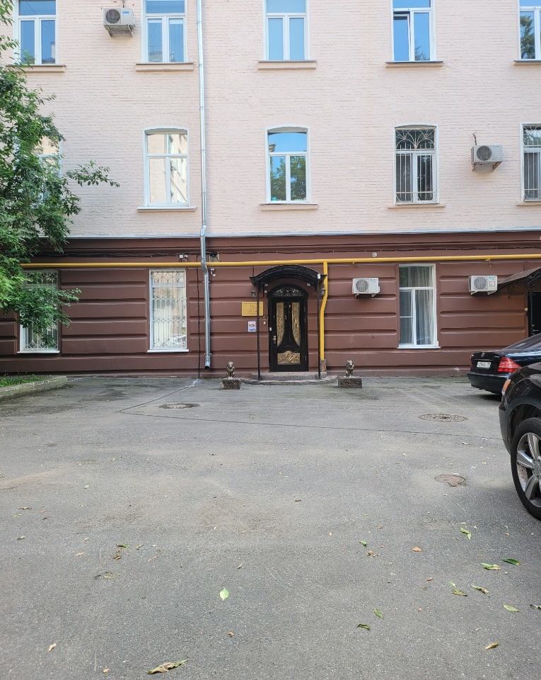 Предлагаем в аренду нежилое двухуровневое помещение свободного назначения 226.9 кв.м.
1 этаж - 128 м2 - ресепшн, зал на 4 рабочих места; 5 кабинетов; кухня, санузел.
Цоколь - 98,4 м2 - депозитарий; касса на 2 рабочих места; касса на 1 рабочее место; серверная; комната охраны; санузел. 
Отдельный вхо