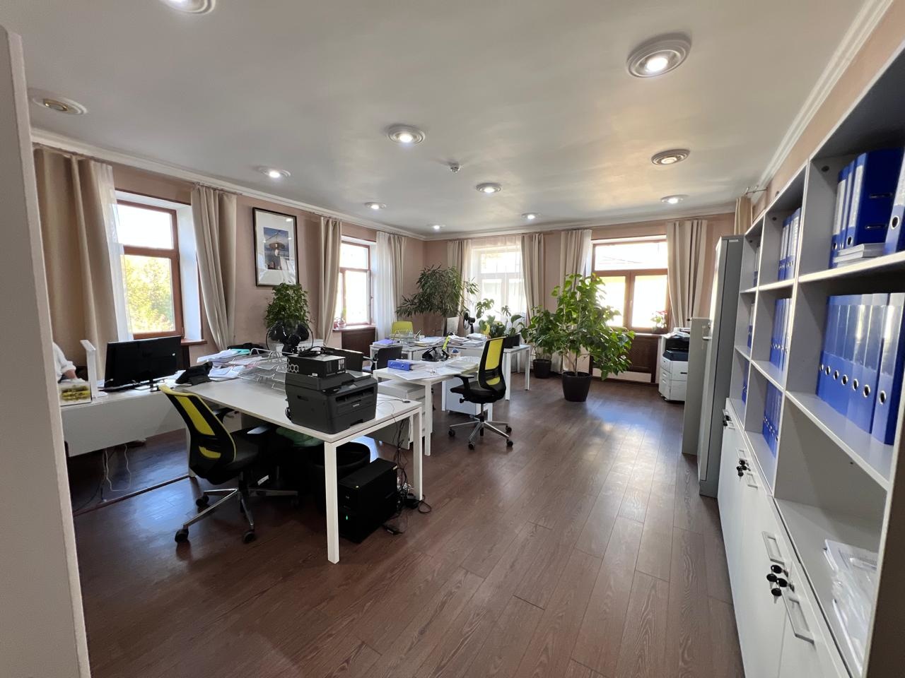 Предлагаем в аренду офис в особняке

Общая площадь 254 кв.м.
Кабинетная планировка ( шесть кабинетов и два сан узла).
Арендная ставка  65.000 руб. за кв.м. в год с НДС.

Два м.м. по 25.000 руб. 

Электроэнергия по счетчику.
Все остальное включено.