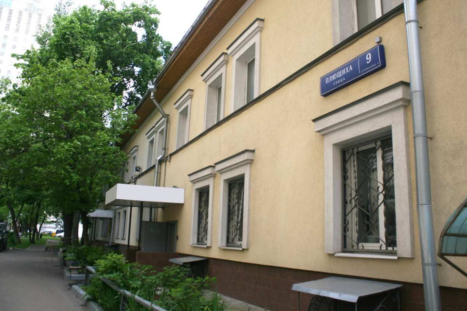 Предлагаем в аренду офис 60 кв.м. 
7 мин. от метро Смоленская. 
Планировка: 3 кабинета с окнами, санузел.
3 этаж. 
В арендную ставку включены коммунальные и эксплуатационные расходы.
Предоставляется юридический адрес ИФНС №4. 
1 м/м, стоимость 5т.р.
Провайдеры: Ринет, Авантел.
Прямая аренда. 
Охрана