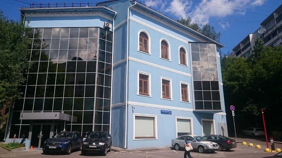 Предлагаем в аренду офисный блок 280 кв.м. на 2 этаже по адресу пер Трехгорный Б., д. 1/26 стр 7. 
В здании установлена современная система центрального кондиционирования, а также эффективная приточно-вытяжная вентиляция для комфортной работы.
 Есть наземная и подземная парковка. 
Договор с собствен