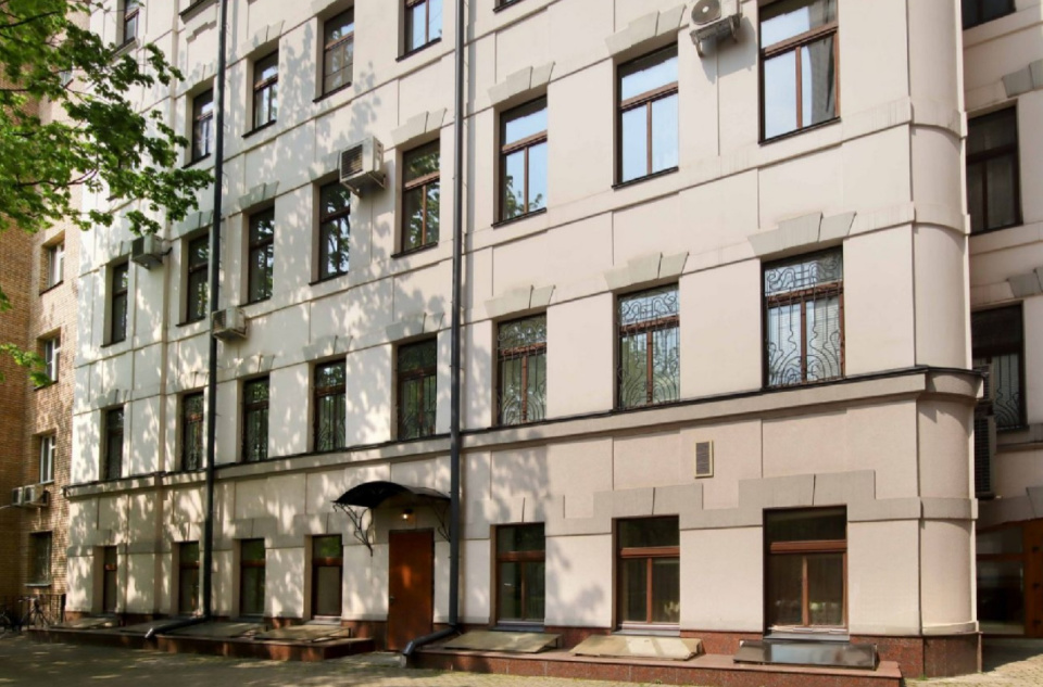 Первый этаж клубного жилого комплекса Власьевская слободас отделкой под офис, 2 входа ( один в зеленый сквер ( парадный ), другой черный вход через подъезд), окна выходят на 2 стороны ( во двор и в зеленый уютный сквер), дом огорожен и охраняется. Эксплуатационные платежи включены, коммунальные ( 