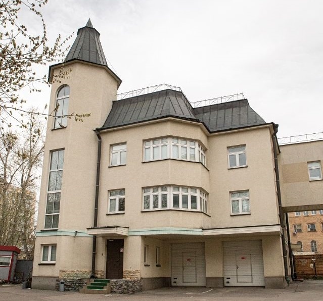 Предлагаем в долгосрочную прямую аренду 3-х этажное здание с эксплуатируемым подвалом общей площадью 573,7 м2.

Здание оборудовано необходимыми инженерными системами для комфортной работы: сплинкерной системой пожаротушения, газовой системой пожарной сигнализации, приточно-вытяжной вентиляцией.
Сост