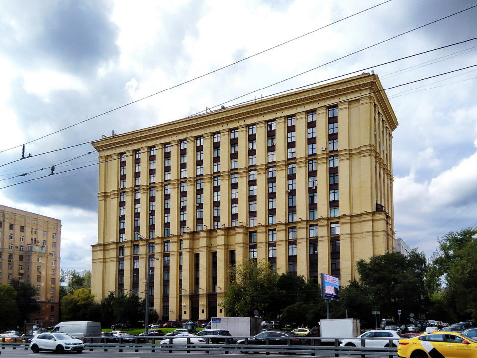 Предлагается в аренду помещение под офис 134 кв.м.. Под ремонт 
Высокие потолки. 
Кабинетная планировка.
Готово к въезду. 
Уборка, услуги связи оплачиваются отдельно.
В здании развитая инфраструктура, способствующая комфортной работе и отдыху арендатора. Имеются конференц зал и переговорные комнаты.