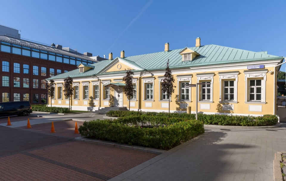 Предлагается в аренду офисное помещение в особняке Усадьба Всеволжских в деловом лофт квартале Красная Роза.  Шаговая доступность от станции метро Парк Культуры. 

Выполнена дизайнерская отделка. Смешанная планировка помещения совмещает в себе: кабинеты для сотрудников, кабинеты для руководите