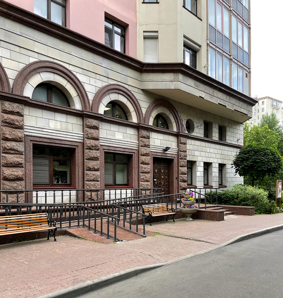 Предлагаем в аренду, нежилое помещение на 2-м этаже элитного жилого дома Триумфальный с отдельным парадным входом и круглосуточным доступом. 
Площадь: 281 кв.м.
Планировка: 5 кабинетов, зал площадью около 100 кв.м. с зонами выделенными стеклянными перегородками, кухня, серверная, три санузла.
Осна