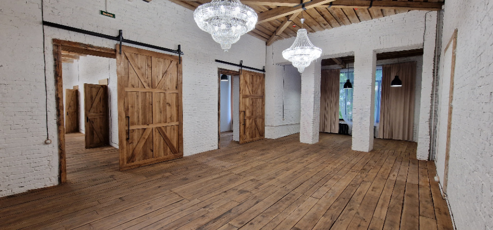 
Предлагаю в аренду офисное помещение общей площадью 358 м2,  2-х этажном особняке. 

Отдельный вход, первый этаж  (высота потолков 3,5 м) и цоколь. 
Смешанная планировка. 

С отделкой: пол - ламинат, в с/у-плитка, окна пластиковые, открытые потолки, балки. 

Все коммуникации в наличии, электрическа