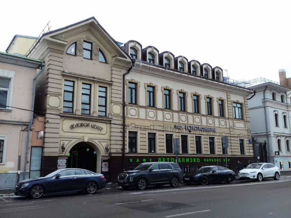 Предлагаем в аренду помещение открытой планировки.

Первый этаж.

73 кв.м. в атриуме Бизнес-Центра.

Возможное использование:  офис, шоурум, магазин.

Шикарный Бизнес-Центр на первой линии Цветного бульвара.

Режим работы 24/7.

Очень выгодное предложение! 

Арендная плата 190.000 в мес + коммунальн