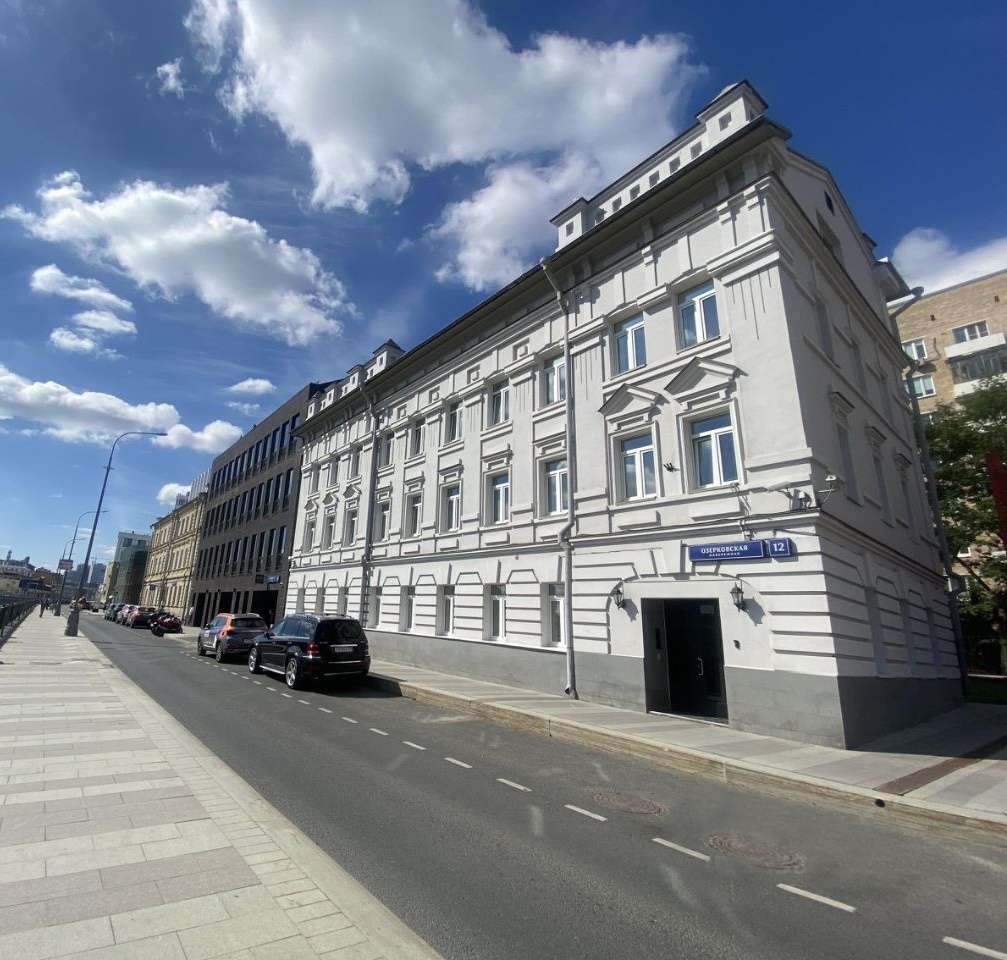 Продается особняк  в Замоскворечье в 1,5 км. от Кремля.

Здание с земельным участком в 0,3 Га на Озерковской набережной в центре исторического района Москвы в 5 минутах ходьбы от станции метро Новокузнецкая 

Здание с высококачественной отделкой как внутри, так и снаружи. 

ХАРАКТЕРИСТИКИ
• Площадь 