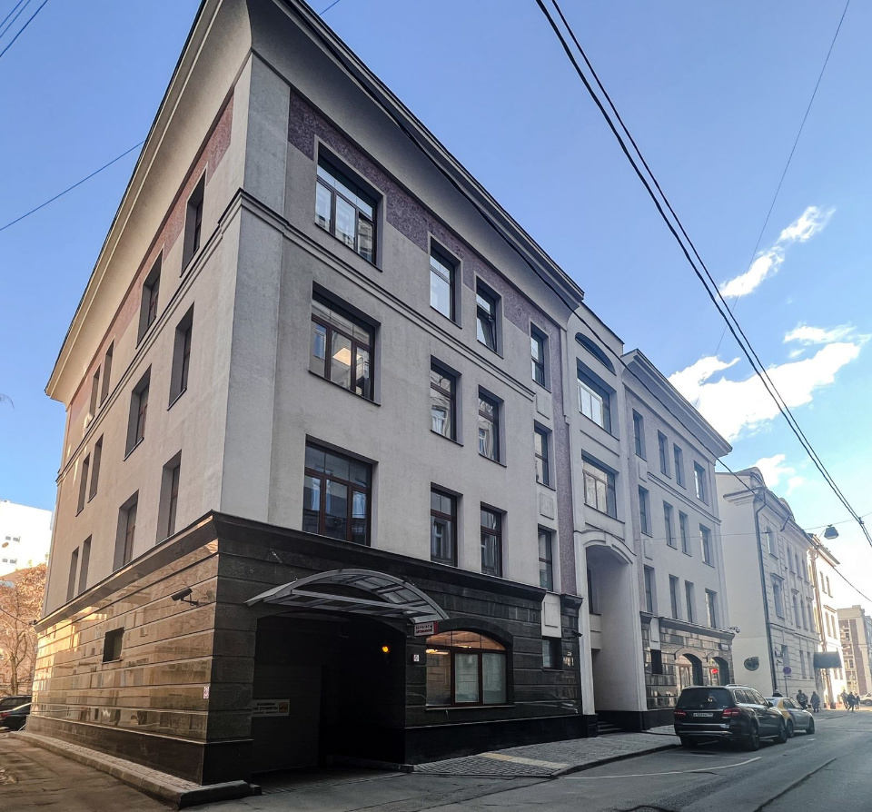 Предлагается в аренду современный офис класса А, по адресу: ЦАО, Староконюшенный переулок д. 10, ближайшие
станции метро Кропоткинская и Смоленская расположены в 8-12 минутах пешком.
Общая площадь 222 кв.м;
Представительский офис расположен на 2 этаже 4-этажного особняка;
Планировка - кабинетная. 7 