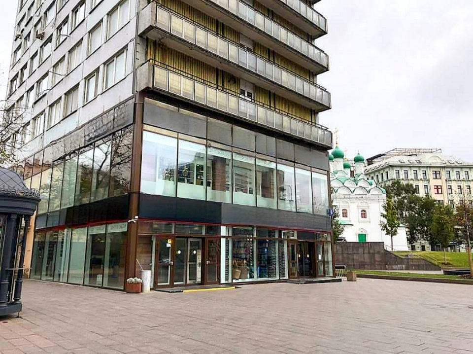 Предлагается в аренду помещение 219.7 м.кв.
1 этаж., большой трафик обеспечивает первая линия нового арбата.
Витринные окна, прекрасная локация, круглосуточный доступ, возможность размещать рекламу! 
Коммерческие условия: коммунальные и эксплуатационные расходы опл. отдельно 
Обеспечительный платёж 