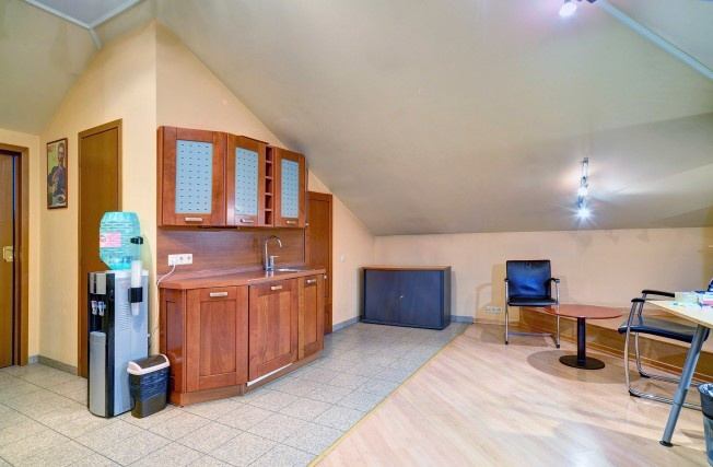 Предлагаем в аренду офис 57 кв.м. 
Мансарда 
Две минуты пешком от метро Новокузнецкая
Планировка: комната для отдыха, душевая, кухонная зона, 
Кондиционирование.  
Режим работы 24/7
В стоимость  включены коммунальные и эксплуатационные расходы.