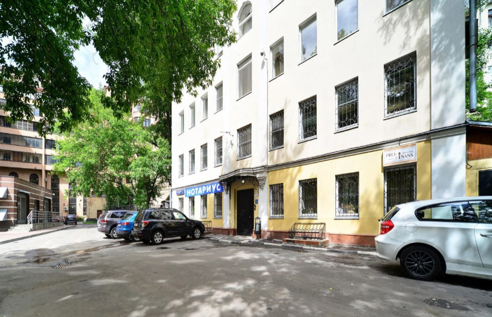 Предлагаем в аренду офис 145 кв.м. 
Второй этаж.
Две минуты пешком от метро Новокузнецкая
Планировка кабинетная.
Кондиционирование.  
Режим работы 24/7
В стоимость не  включены коммунальные расходы.