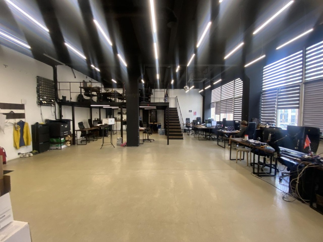 Предлагаем в аренду офис в Бизнес-Центре Магистраль. 
Общая площадь 230 кв.м.
Качественная отделка в стиле ЛОФТ.
Планировка смешанная: опен спейс, кабинеты, переговорная, рецепшен, серверная.
Потолки 4.2 м.
В состав бизнес-центра Магистраль входят два строения, прошедших капитальную реконструк