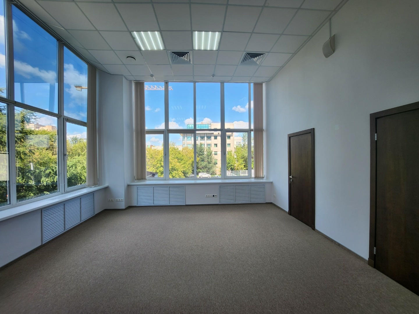 Предлагается в аренду презентабельный офис в здании Делового Квартала

Общая площадь 1056 кв.м.
Качественный ремонт.
Высота потолка 5.1 м.
Электрическая мощность – 250 кВт
Состояние помещений – готово к въезду. 

Техническое оснащение: 
Кондиционирование, приточно-вытяжная вентиляция, пожарная сигна