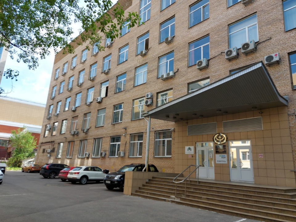 Предлагается в аренду офисное помещение 250 кв.м в БЦ класса B.
Первый этаж.
В помещении качественный ремонт.
Вентиляция: Приточно-вытяжная.
Кондиционирование: Сплит-системы.
Круглосуточная охрана, система пожаротушений. 
Парковка: Наземная.
Лифты: Есть.
Помещение готово к въезду, свои с/у, кухня.