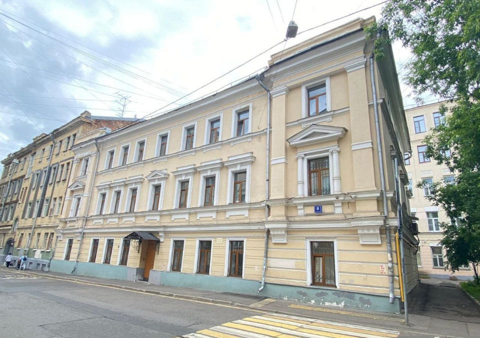 Предлагаем в аренду трехэтажный особняк.

Общая площадь 832 кв.м.

Оснащен всеми необходимыми инженерными коммуникациями. 
Классическая кабинетная планировка. 
Приточно-вытяжная вентиляция и кондиционирование 
Система пожаротушения и сигнализация.
Стандартная офисная отделка


От метро: Курская , Чк