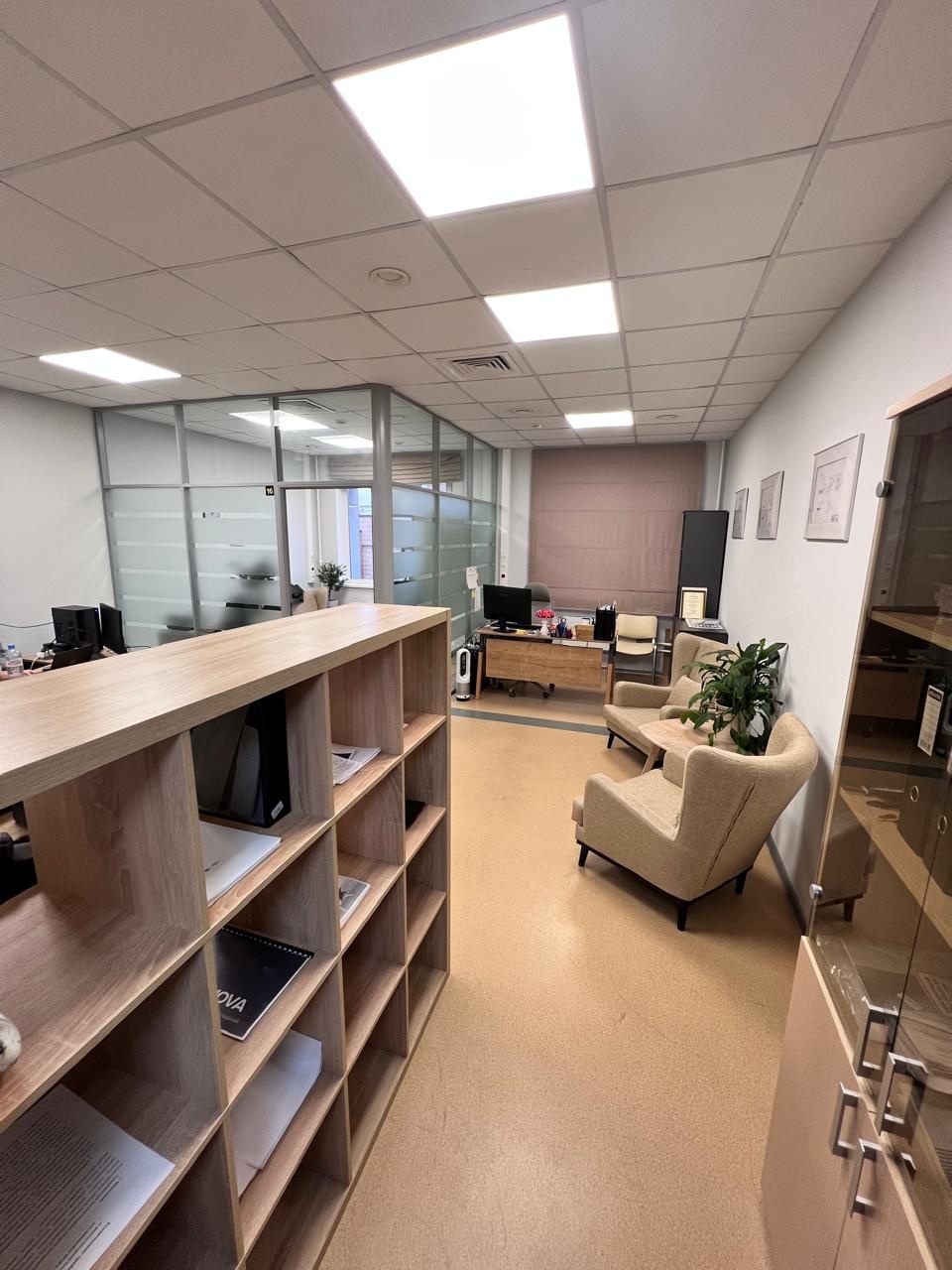 БЕЗ КОМИССИИ И ПЕРЕПЛАТ! 

Общая площадь 493 кв.м.
Планировка смешанная, кухня и серверная.

Современное здание после реконструкции с центральной системой вентиляции,
Система контроля доступа;
Видеонаблюдение;
Пожарная сигнализация;
Высококачественный ремонт и смешанная планировка;

Режим работы 24/