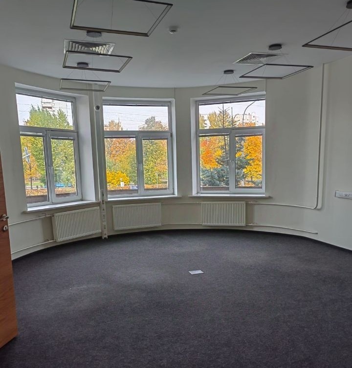 Прямая аренда от собственника.
Офис общей площадью 440 кв.м.
2-й этаж целиком, с мебелью. 
Планировка: кабинетная.
Выполнена стандартная офисная отделка, все помещения укомплектованы мебелью.
В здании два лифта.
Парковка Наземная, 2 места, бесплатно.
Стоимость аренды 20 400 руб. кв.м. в год с НД