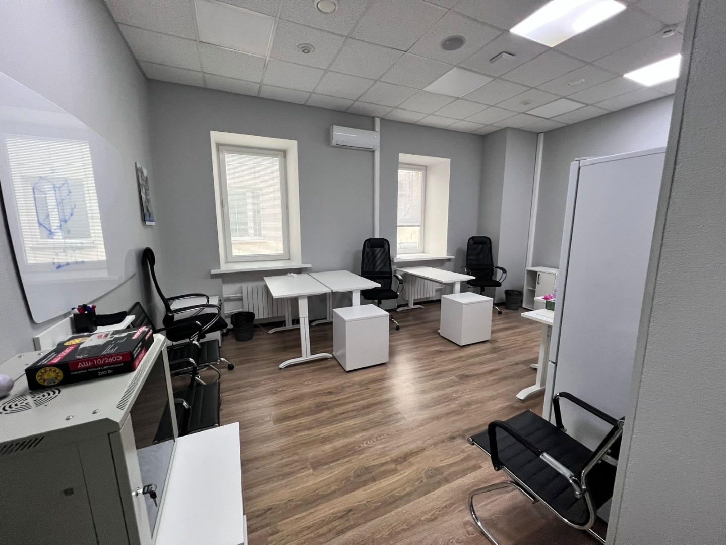 Предлагается в аренду офис 

Общая площадь 101.5  кв.м.
Планировка кабинетная.

4-х этажный БЦ после капитальной реконструкции.
Полная замена коммуникаций и систем жизнеобеспечения
Евроотделка
Высота потолков 3,2 кв.м.
Приточно-вытяжная вентиляция
Кондиционеры.
Оптико-волоконная связь
Огороженная те