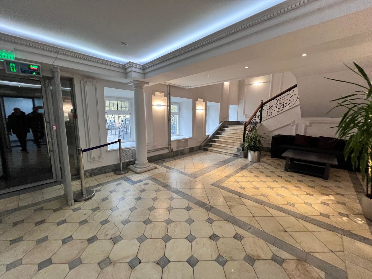 Предлагаем в аренду офисное помещение в Бизнес-Центре на Воздвиженке.

Общая площадь 103,3 кв.м.
Кабинетная планировка.
С отделкой.

Приточно-вытяжная вентиляция.
Кондиционирование.
Охрана.

Шаговая доступность от метро Арбатская, Александровский сад, Боровицкая. 

Стоимость аренды 500 000 рублей в 