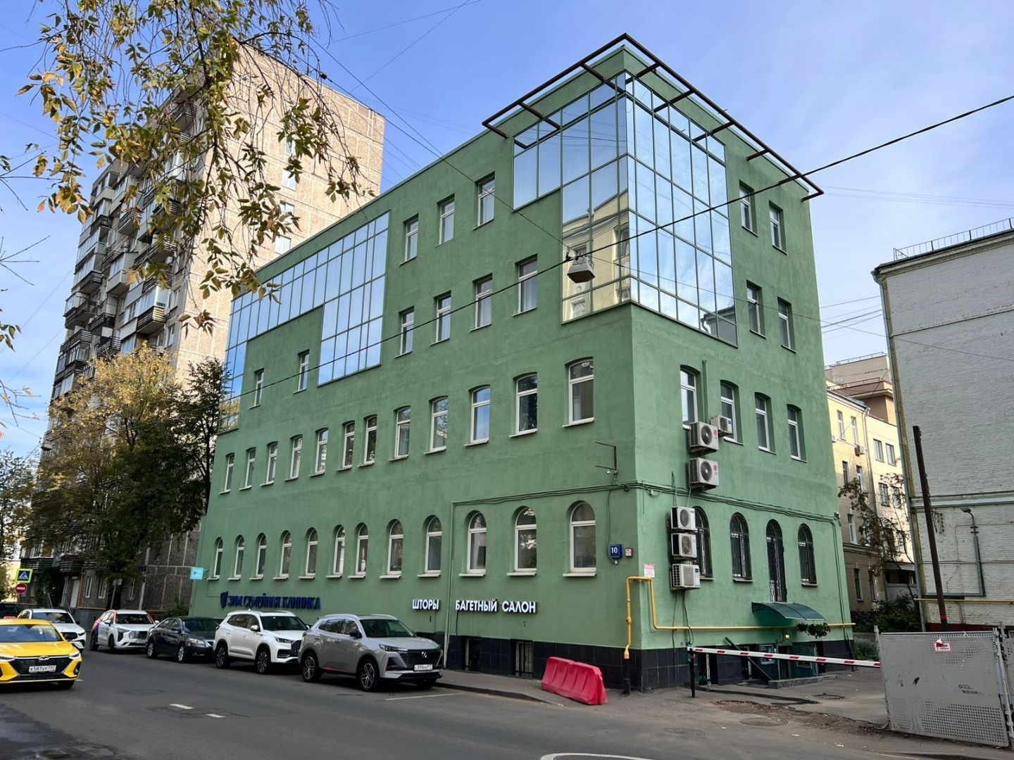 Предлагается  отдельно-стоящее здание.
Шаговая доступность от метро Сухаревская и Проспект Мира.
Общая площадь : 1 217 кв.м.
Цоколь : 195 кв.м.(с окнами)
1 этаж : 218 кв.м.
2 этаж : 228 кв.м.
3 этаж : 246 кв.м.
4 этаж : 244 кв.м.
5 этаж :   87 кв.м.
Высота потолков 2.9 - 3.1 метра
Лифты в здании