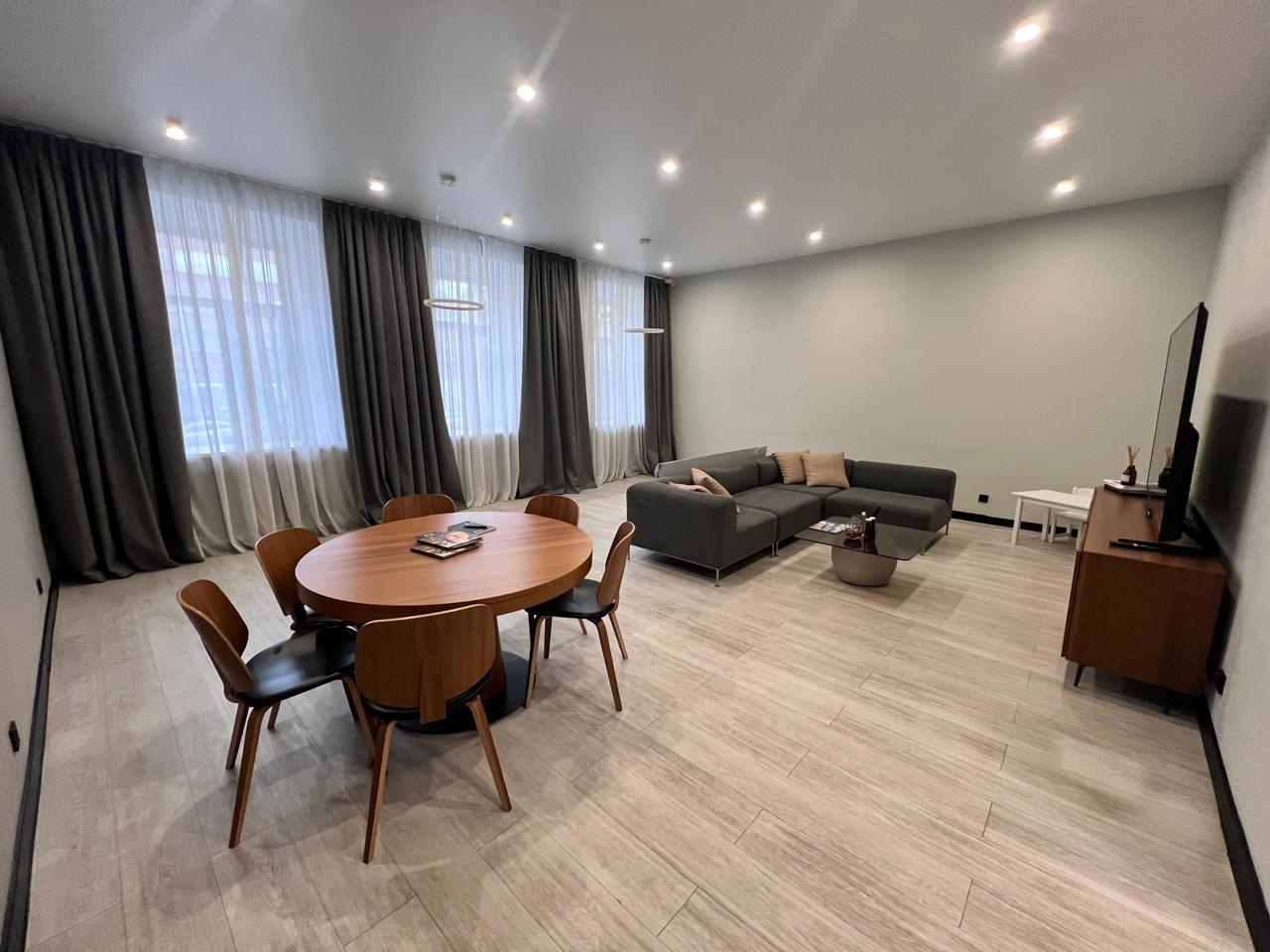 Предлагаем в аренду офис 
Общая площадь 136.6 кв.м. 
Кабинетная планировка, сан узел.
Качественный ремонт.
1-й этаж. 
БЦ расположен на первой линии садового кольца в 300 метрах от метро Красные ворота. 
Режим работы БЦ: с 8 до 23 ежедневно. 
Круглосуточная охрана. 
Стоимость аренды 450 780 р. в