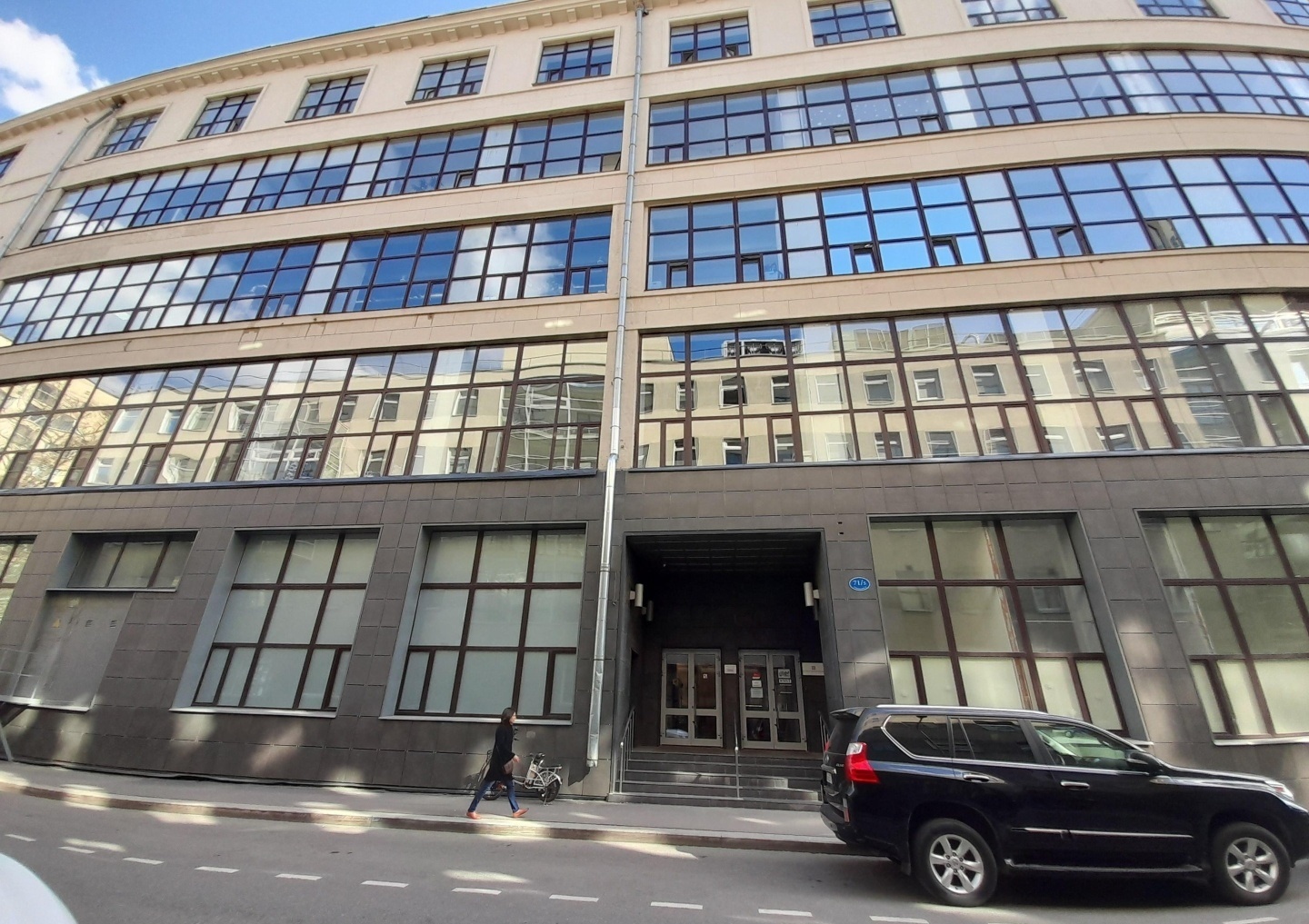 Предлагаем в аренду офис
Общая площадь 395,6 м2 
Планировка кабинетная, с/у в блоке.
С отделкой.
Круглосуточная охрана.
Доступ  24/7.
Пять минут до м. Добрынинская, Серпуховская, Павелецкая.
Договор прямой аренды.
Арендная плата: 989 000 рублей в месяц, включая НДС, 
Коммунальные платежи оплачив