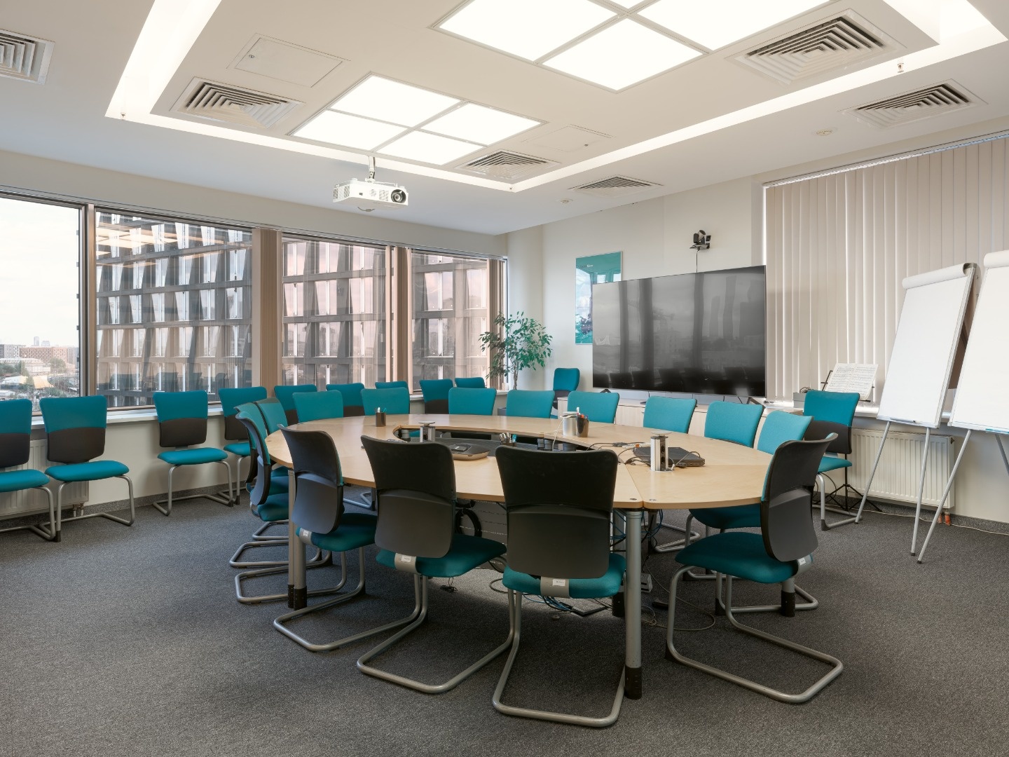  Предлагаем в аренду офис в Бизнес-Центре класса A Северное Сияние . 

Общая площадь: 2 279 кв.м.
Состояние помещений: с отделкой. 

Высота потолка 3 м.  
Приточно-вытяжная вентиляция. 
Центральное кондиционирование. 
Спринклерная система пожаротушения. 

Дизайн центральной входной группы, лифто