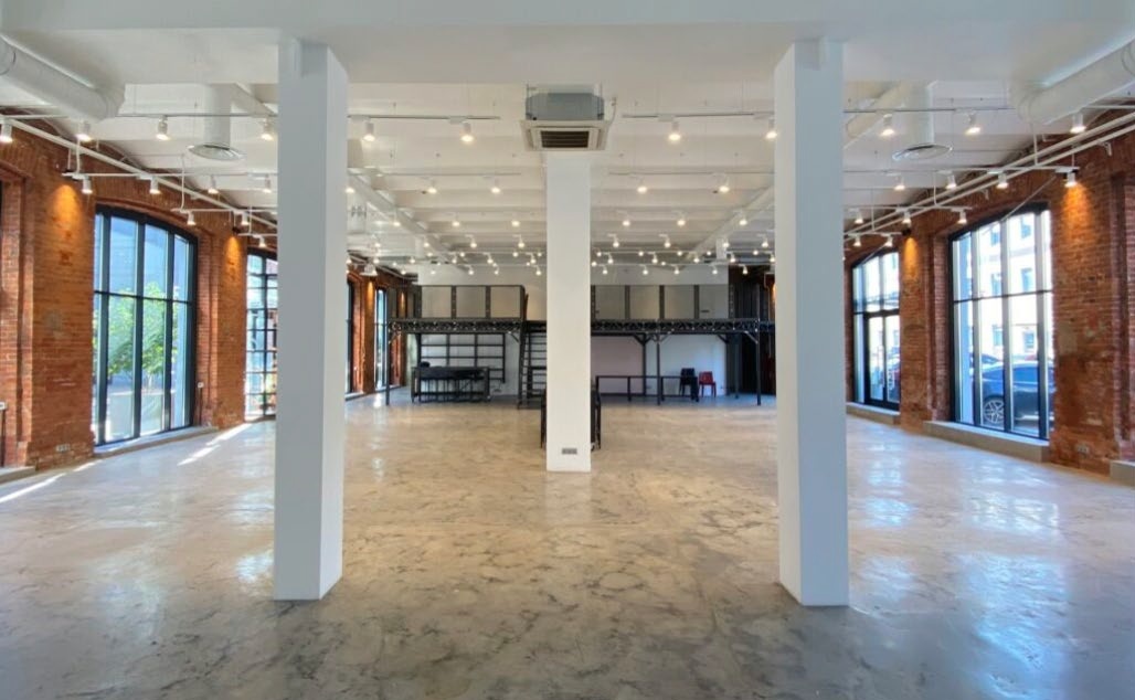 Предлагаем в аренду офис в  Бизнес-парке Фактория. 

Первый этаж

Площадь помещения  398 м2
В помещении есть антресоль - 52 кв.м.

Фактория представляет собой единый комплекс, состоящий из 17 строений образовавших общий квартал.
 
ИНФРАСТРУКТУРА:
Кафе и рестораны: Starbucks, Eat Market (13 корнеро