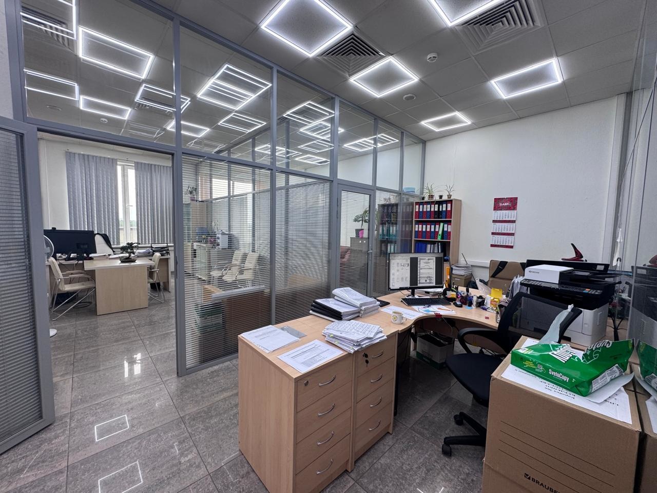 Предлагаем в аренду офис БЦ ЗЕНИТ-ПЛАЗА 
 
Общая площадь 224 кв.м.
Готовый высококлассный офис с дизайнерским ремонтом.
Смешанная планировка:опенспейс, 4 кабинета, 2 санузла, кухня.
Высота потолков 3.3 м.

Центральное кондиционирование с регулировкой температурного режима.
Приточно-вытяжная вентил