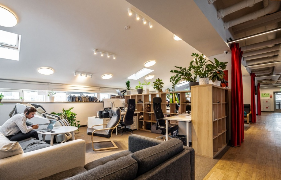 В аренду предлагается офис в бизнес-центре Сокол Плейс. 

Общая площадь 416 м2
Помещение смешанной планировки.
Шестой этаж

Пешая доступность от метро Сокол и Аэропорт. 

Здание оснащено всеми современными коммуникациями, что создает комфортные условия для работы арендаторов. 

Ставка аренды с