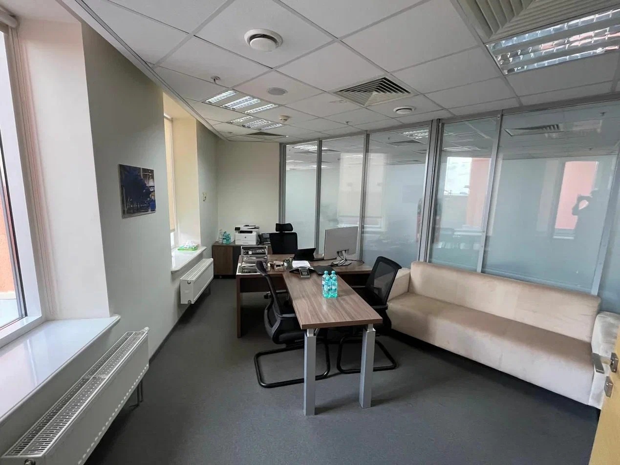 
Предлагаем в аренду офис  в БЦ Монарх класса А.

Общая площадь 429,5 кв.м.
Планировка смешанная.
36-й этаж.

Стоимость аренды 2 229 105 рублей в месяц, НДС и эксплуатационные платежи вкл.

10 минут пешком от метро Динамо.

Офис свободен с 20 декабря 2025 г.

Парковка подземная и наземная.
Депозит 1