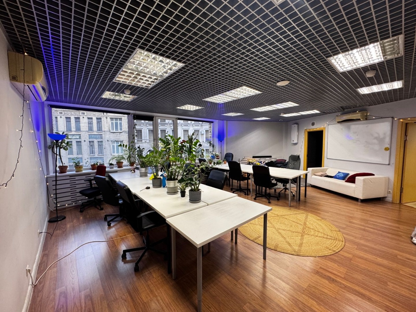 
Предлагаем в аренду офисное помещение в ДЦ «КАСКАД».

Общая площадь 236 кв.м.
Планировка кабинетная.
Качественный ремонт.

Территория охраняемая, оборудована системой видеонаблюдения. 
Доступ 24/7

Ставка аренды - 39 900 руб. кв.м. с НДС 5%. включает все коммунальные платежи (электроэнергия по счет