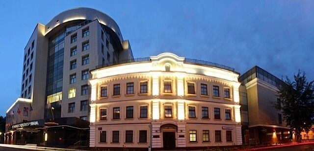 Бизнес-центр Ина Хаус, находящийся по адресу 3-й Павловский переулок, 2, расположен в Даниловском районе Южного административного округа (ЮАО) города Москвы. В пешей доступности станция метро Серпуховская. Рядом пролегают улицы Дубининская, Большая Серпуховская, Павловская, Люсиновская. Вблизи П