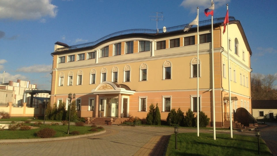 Предлагаем в аренду офисный блок 382 кв.м. на 1 этаже по адресу ул Летниковская, д. 13А. В здании установлена современная система центрального кондиционирования, а также эффективная приточно-вытяжная вентиляция для комфортной работы. Есть наземная и подземная парковка. Договор с собственником помеще