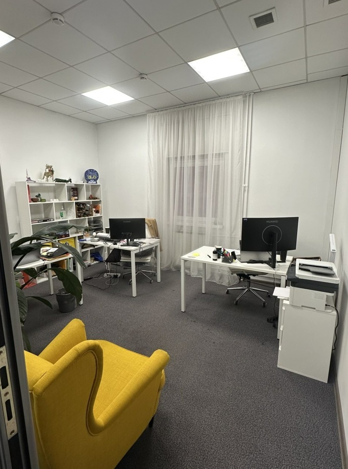 Современный офисный центр.

Предлагается в аренду офис на 2 этаже 
Общая площадь 31 кв.м. 

Вход: пропускная система. 
Вентиляция: приточно-вытяжная. 
Кондиционирование: центральное.  


Парковка: подземная.

Арендная плата: 110 000 руб/мес, включая НДС и коммунальные платежи. 
Отдельно оплачивается