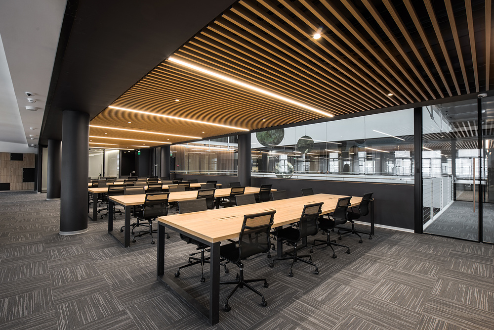 Предлагаем в аренду сервисный офис на 188 рабочих мест.

Сервисный офис - это современное офисное решение. 
Высококлассная дизайнерская отделка, полностью укомплектованные рабочие места, мягкие зоны отдыха, переговорные комнаты -  готовый к работе офис. 

Услуги, включенные в арендную плату:
- Качес