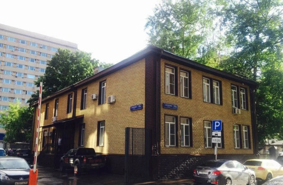 Предлагается в аренду здание 750 кв.м.. 
Стандартная отделка помещения. 
Стандартная офисная отделка.
Система вентиляции и кондиционирования.
В здании два входа. 
В арендную ставку включено все, кроме коммунальных платежей. 
Возможно предоставление юридического адреса. 
Прямая аренда.
Парковка на те