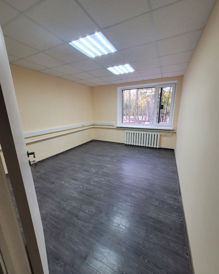Предлагаем в аренду 2 этажа, площадью 519 кв.м. в Новохорошёвском проезде, 16.
10 мин. пешком от метро Народное Ополчение. 
Планировка кабинетная. 
20000 за кв.м в год 
Ставка аренды с учетом НДС и эксплуатационных расходов. 
Коммунальные платежи оплачиваются отдельно.
ФНС 34 