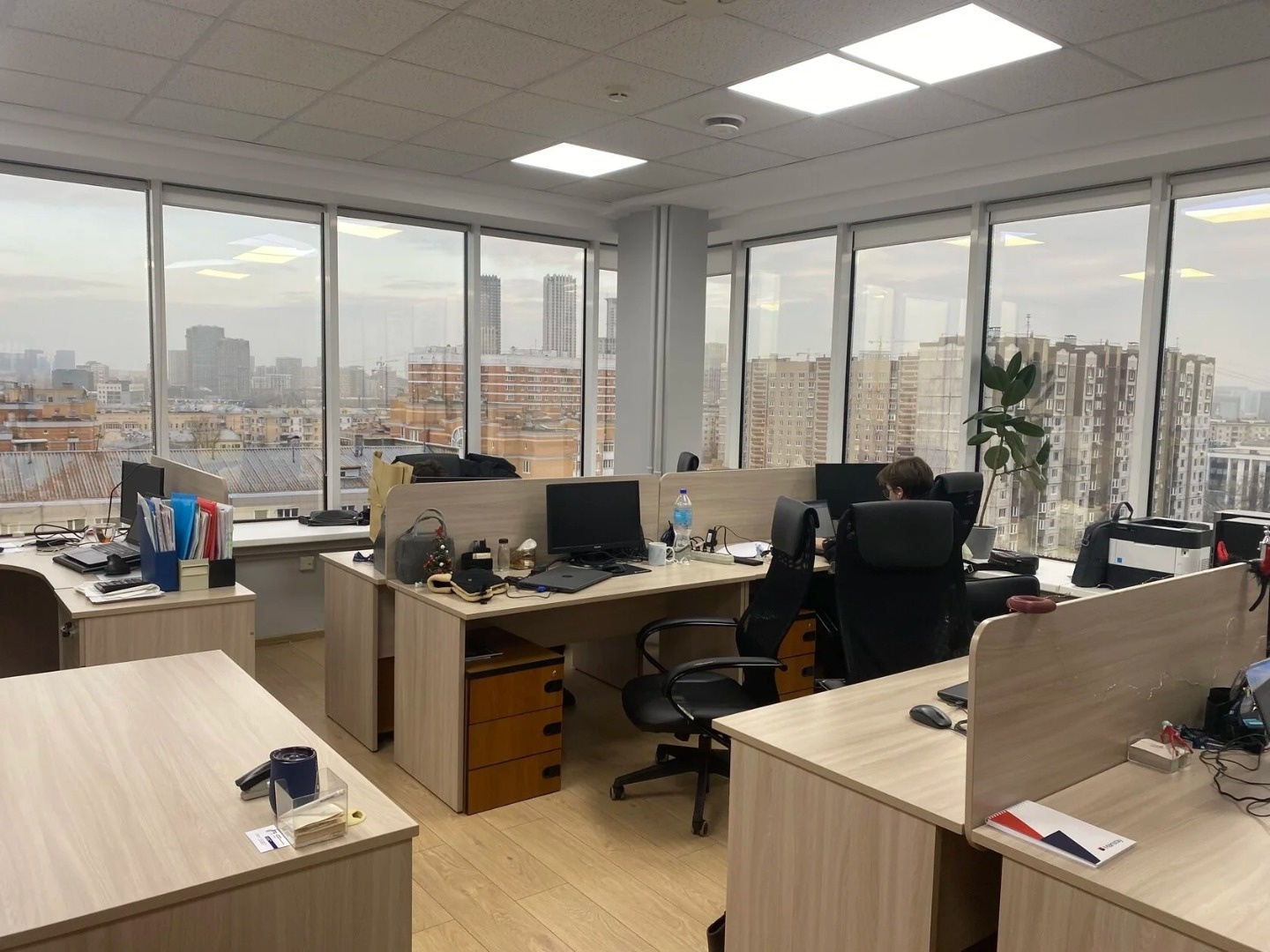 Откройте для себя идеальное рабочее пространство в престижном бизнес-центр Glass House!

Предлагаем в аренду просторный офис площадью 270 м² . 
Офис кабинетной планировки.

В бизнес-центре действует круглосуточная охрана.
Централизованная вентиляция и кондиционирование. 

Арендная плата 1 112 100 ру