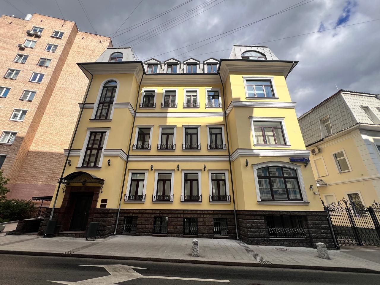 Предлагаем в аренду офис в особняке

Общая площадь 153.6 кв.м.
Смешанная планировка.

Арендная ставка  65.000 руб. за кв.м. в год с НДС.
м.м. по 25.000 руб. 

Электроэнергия по счетчику.
Все остальное включено.