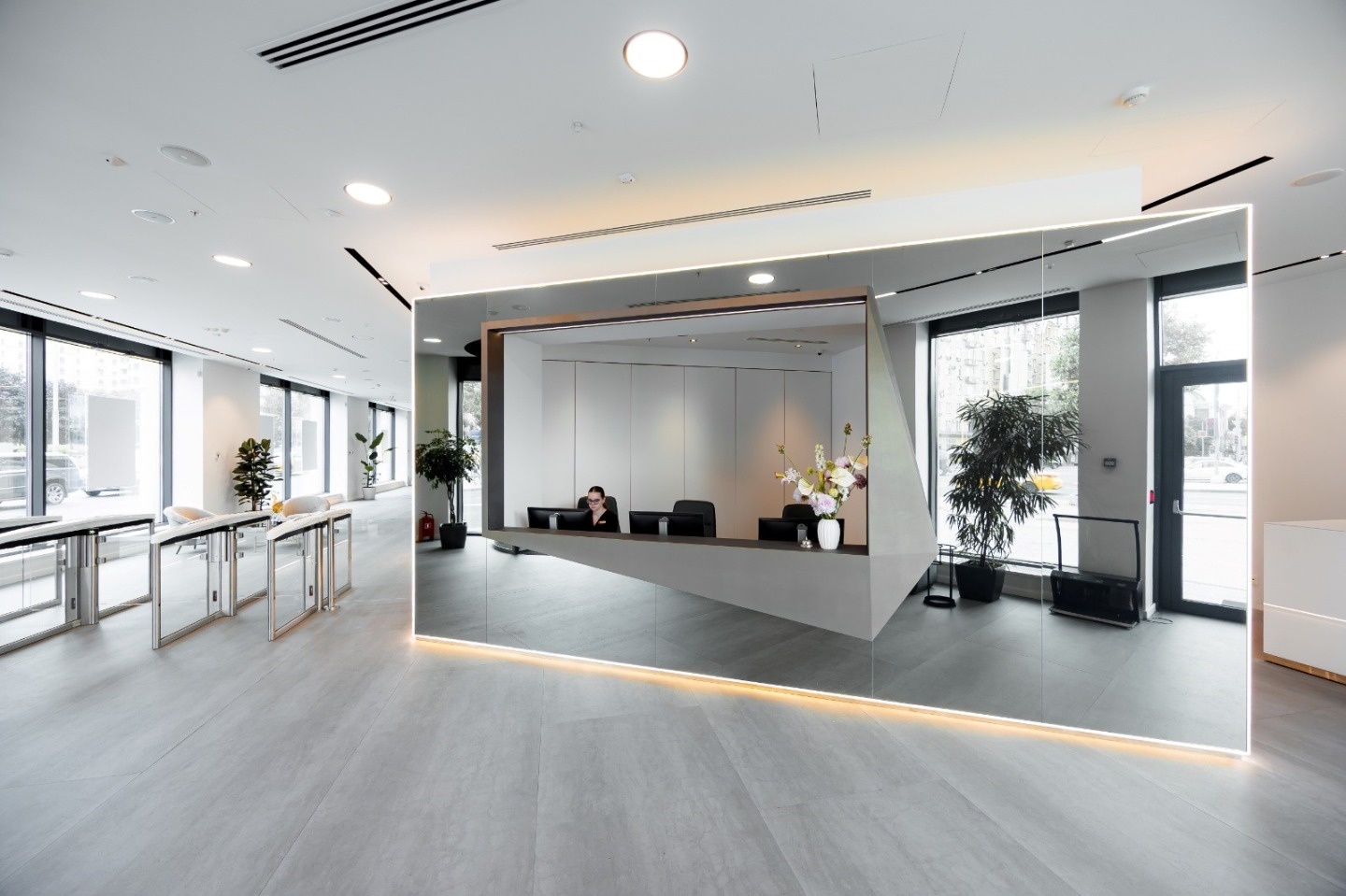 Бизнес-центр класса А Эрмитаж Плаза 

Аренда здания общей площадью 4 634 кв.м.
Количество этажей: 6.  
Планировка: смешанная.
Отделка: дизайнерская. 
Вентиляция: приточно-вытяжная. 
Кондиционирование: центральное. 
Безопасность: видеонаблюдение, контроль-доступа, круглосуточная охрана, круглосуточ