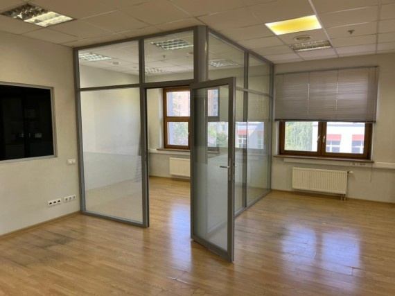 В аренду предлагается офис в Бизнес-Центре Новинский 

Общая площадь 294 кв.м.
Планировка смешанная, есть сан. узлы, кухня, переговорная и серверная. 
Ремонт офисный.
4-й этаж. 

Арендная ставка: 38 000 руб/м2/год.  с НДС
Дополнительно оплачиваются коммунальные платежи.
Арендные каникулы предостав