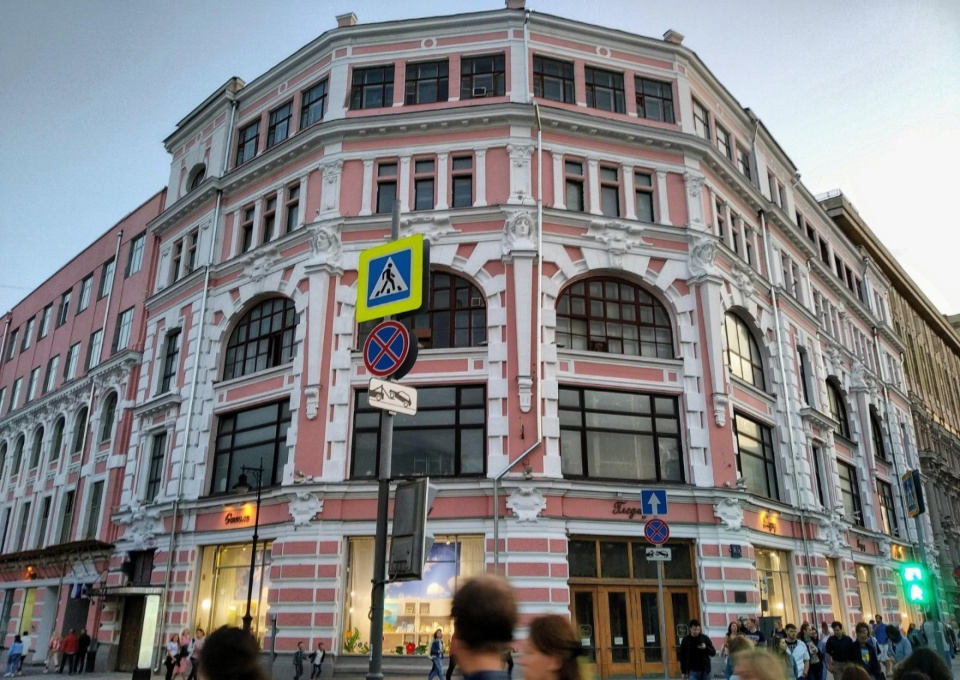 Предлагается под аренду офис. 
Стандартная отделка. 
Стоимость блока составляет 170 000 руб/месяц. 
1 парковочное машиноместо предоставляется бесплатно. 
Круглосуточный доступ в здание. 
Помещение готово к въезду.
Юридический адрес предоставляется
